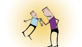 Tekening van een grote boze manager die een bange, kleinere freelancer optilt